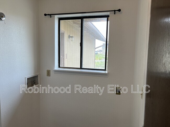 Building Photo - 395 Parkchester Dr