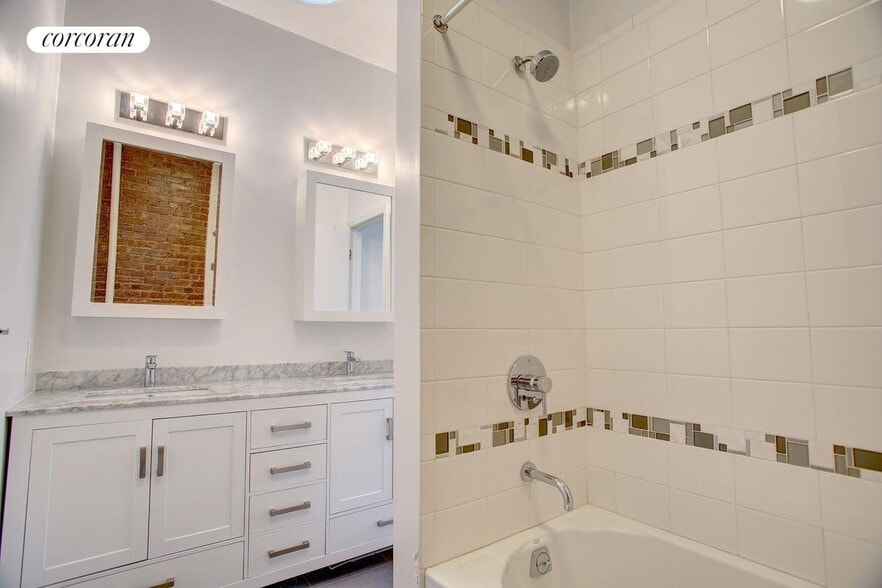 Building Photo - 83 W Washington Pl