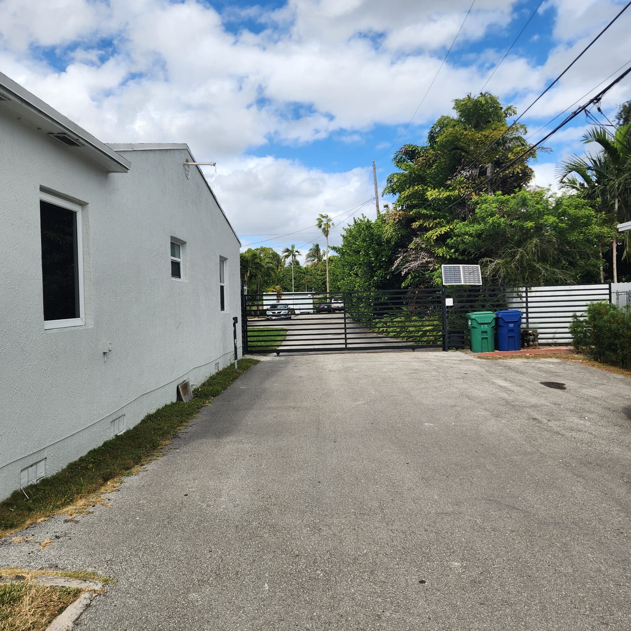 Building Photo - 14550 NE 2nd Ave