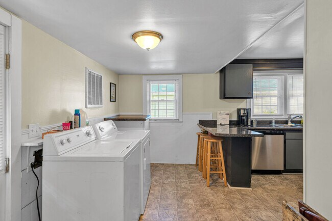 Building Photo - 509 S Shore Dr