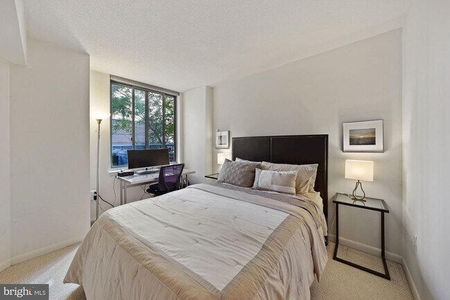 Building Photo - 851 N Glebe Rd