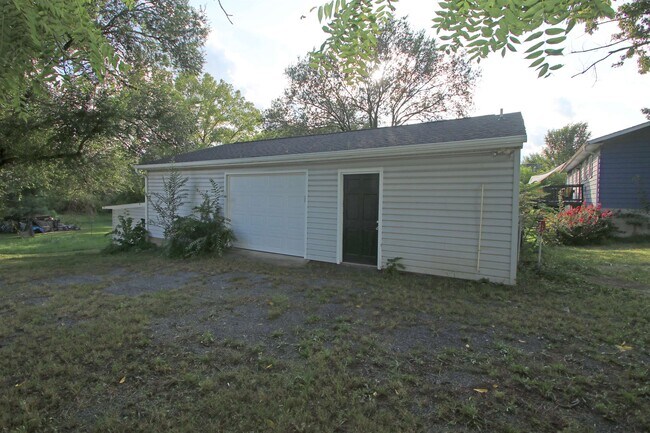 Building Photo - 169 W Lee St