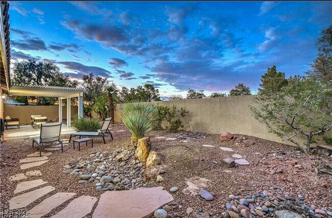 Building Photo - 676 Pansy Pl