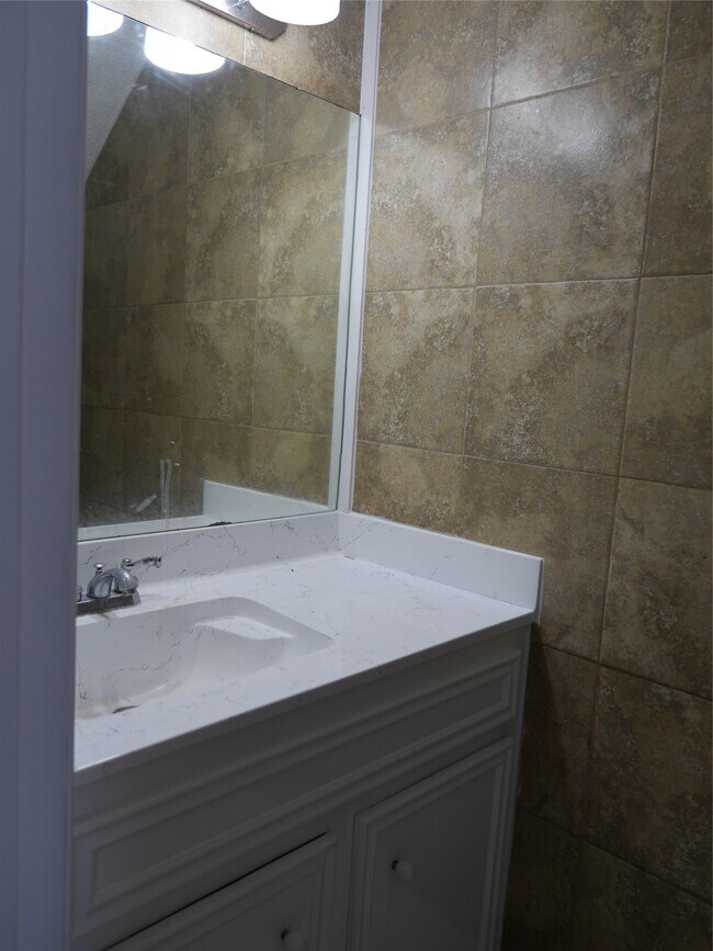 Building Photo - 13840 Hollowgreen Dr