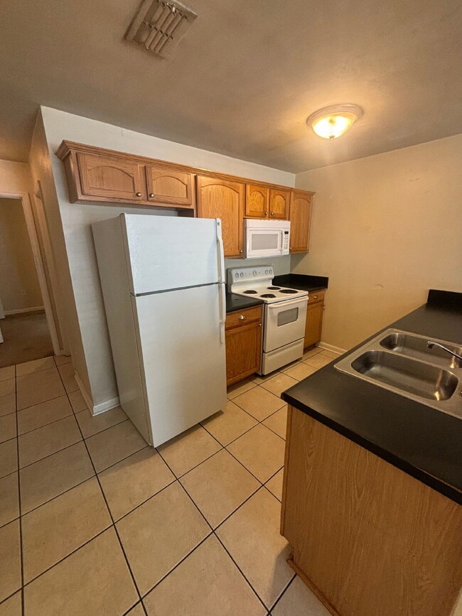 Building Photo - Awesome 3x3 Townhouse with Private Driveway!