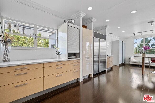 Building Photo - 910 N Crescent Dr