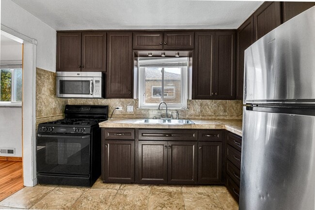 Building Photo - 4 bedroom, 2 bath home in Park Hill