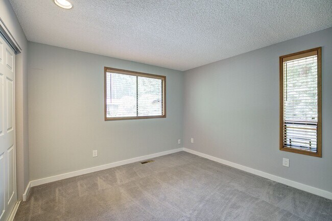 Building Photo - 5Bd/2.5Ba Kirkland Home