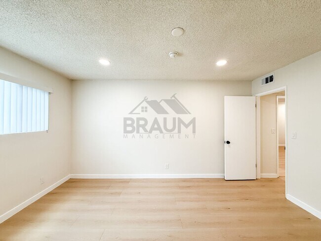 Building Photo - 6039 Whitsett Ave