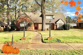 Building Photo - Gorgeous Interiors in this BONUS SPACE + 4...