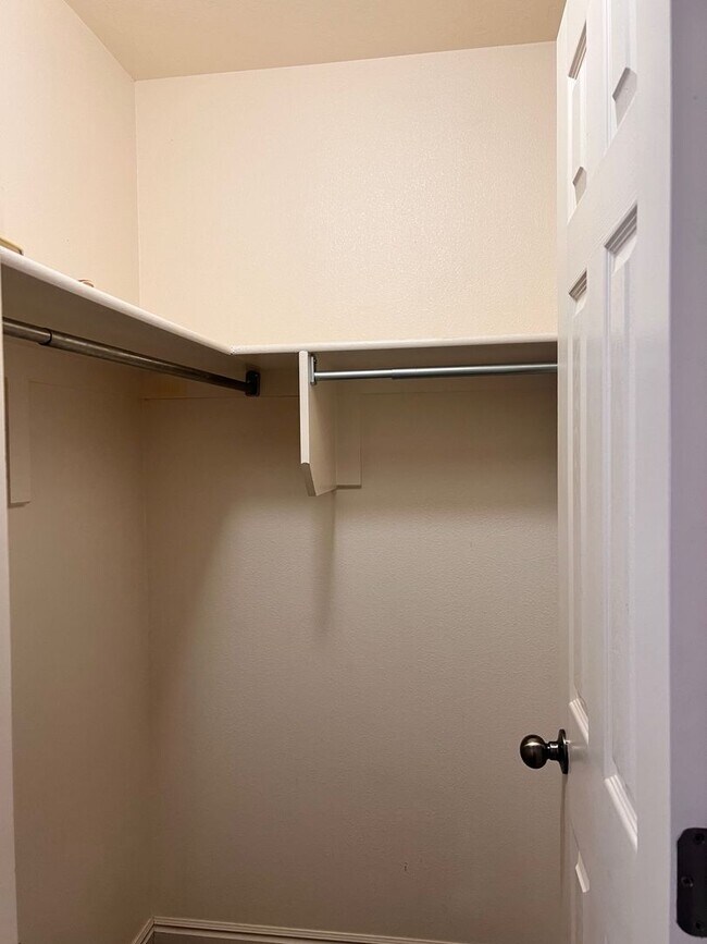 Building Photo - Charming 3-bedroom Home