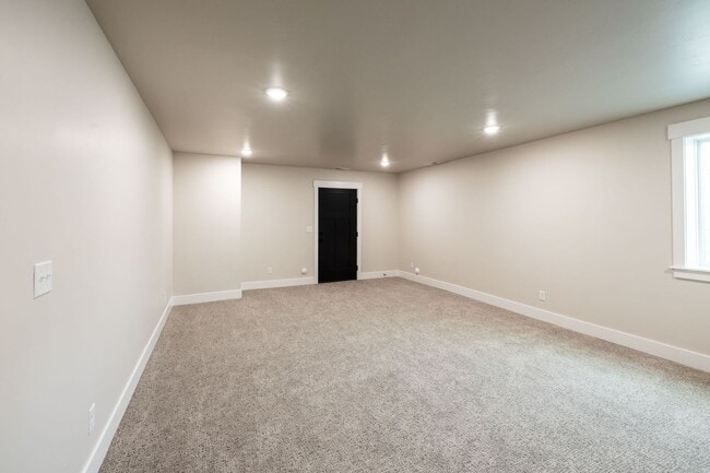 Building Photo - 715 Pine Ridge Ln