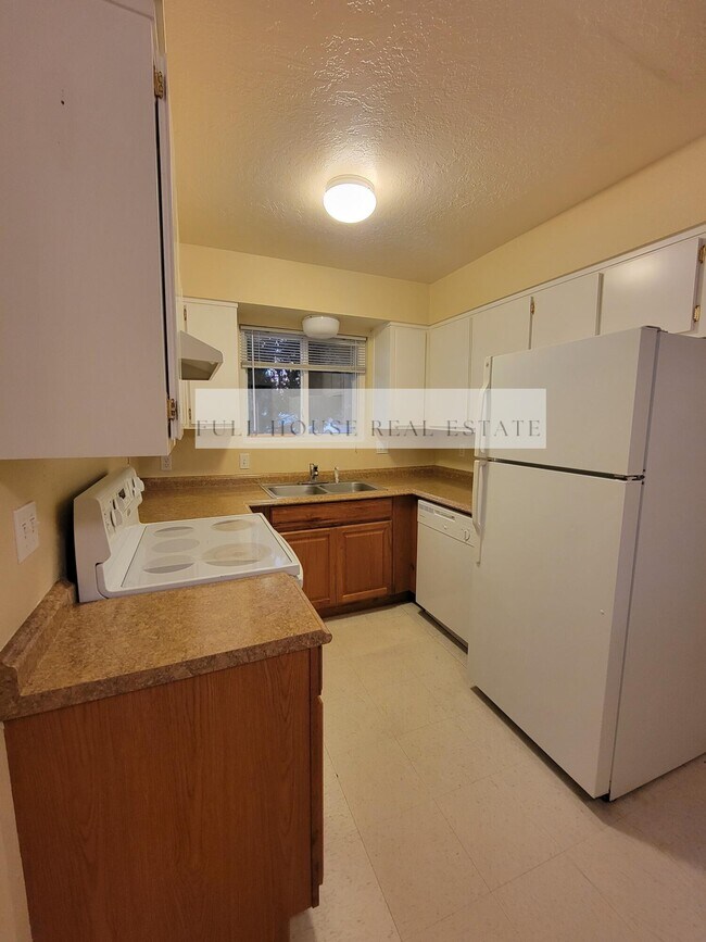 Building Photo - 1825 Mary Ellen St NE