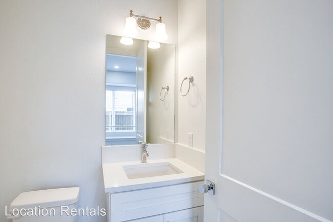 Building Photo - 3 br, 2.5 bath House - 11518 Savannah Avenue