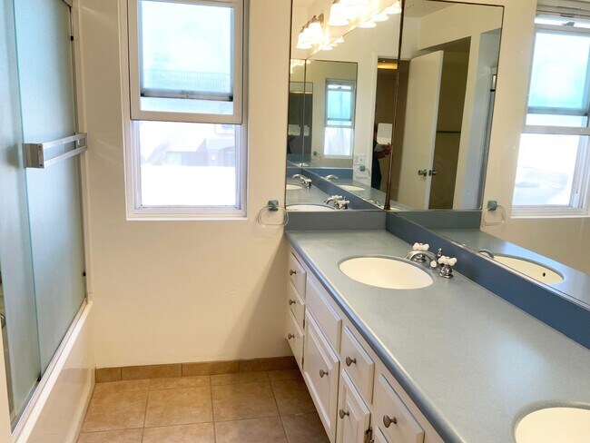 Building Photo - 44 Half Moon Bend