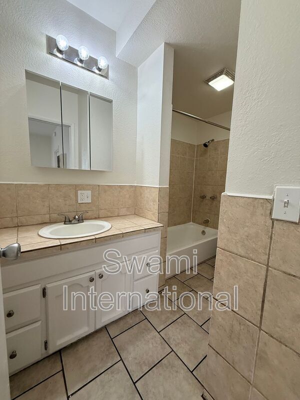 Building Photo - 1733 1/2 E. 63rd St.