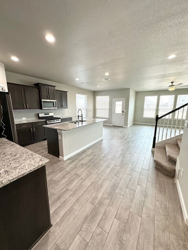 Building Photo - 4 Bed 3.5 Bath Ready To Rent ASAP! 6 Month...
