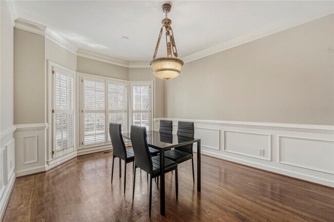 Building Photo - 1111 Lake Washington Dr NW