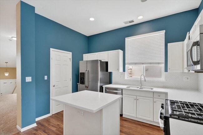 Building Photo - 1161 Hawthorne Ln