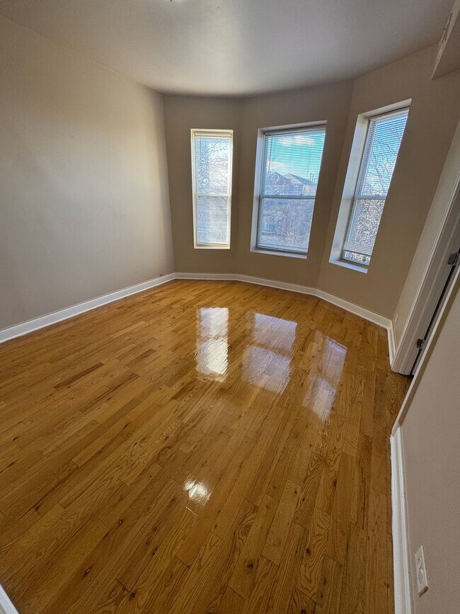 Building Photo - 6507 S Ingleside Ave