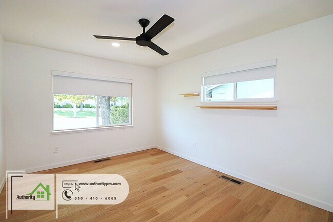 Building Photo - 1225 Manzanita Hills Ave