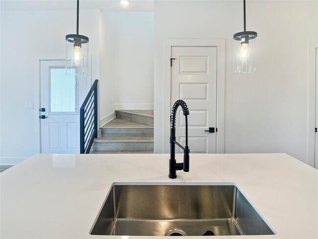 Building Photo - 6107 Begonia Cir