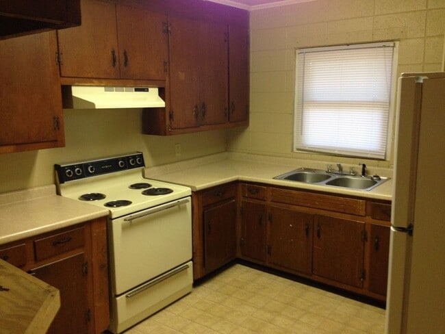 Building Photo - 2 Bedroom 1 bath Duplex