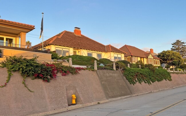 Building Photo - Lovely single story beach home with Ocean ...