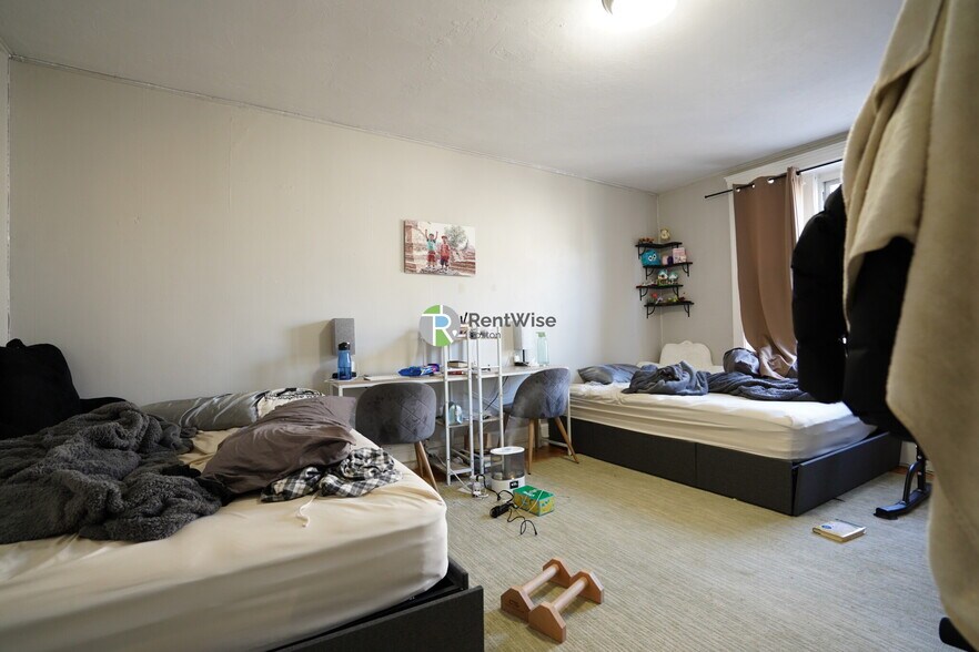 Building Photo - 142 Davis Ave