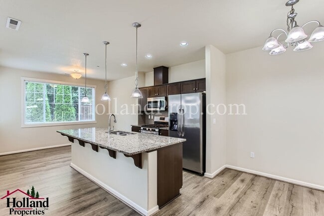 Building Photo - Charming 3-Bedroom Townhome in Prime Hills...