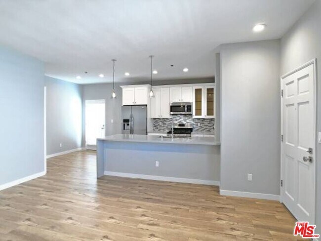 Building Photo - 10560 Santa Monica Blvd