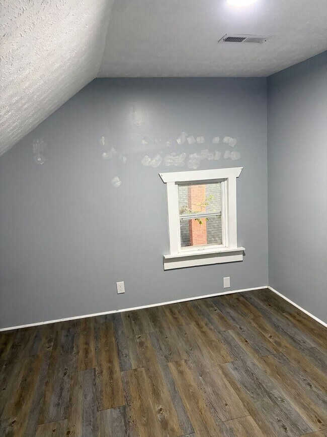 Building Photo - 724 W Elm St