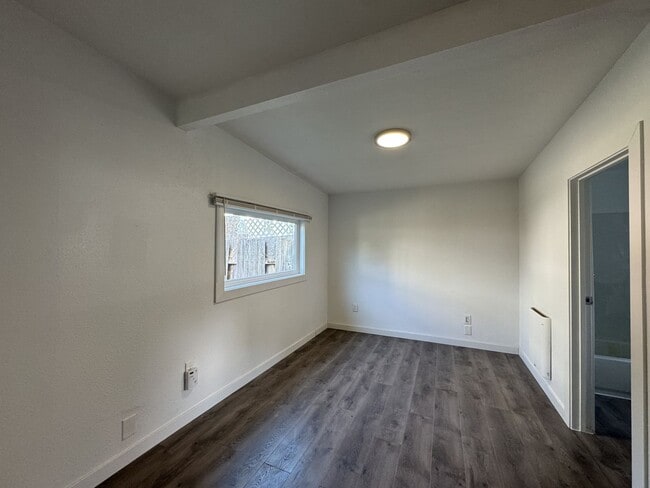 Building Photo - 820 S Donovan St
