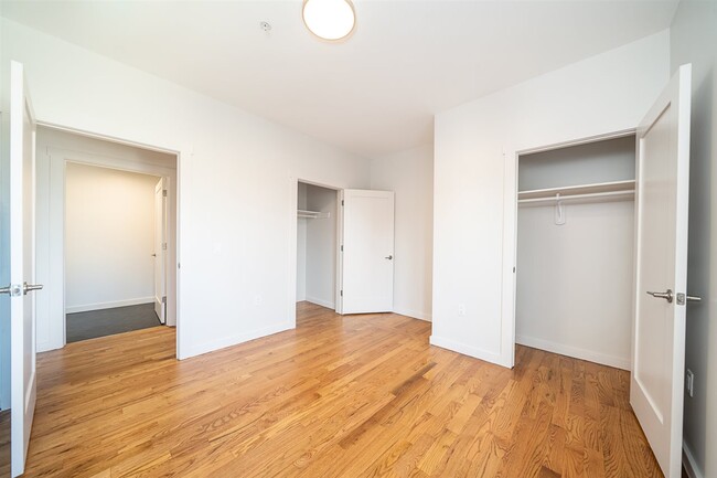 Building Photo - 541 42nd St