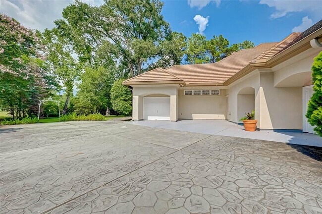Building Photo - 16810 Southern Oaks Dr