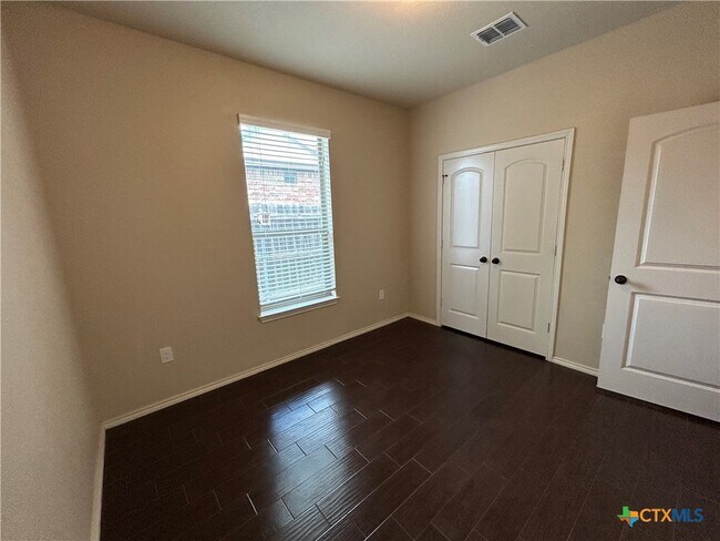 Building Photo - 692 Creekside Cir