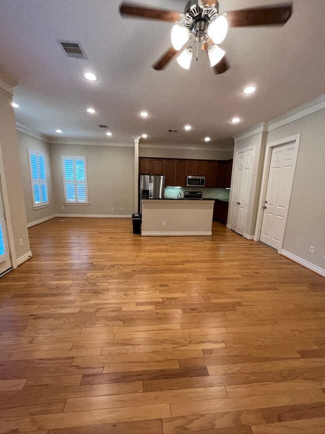 Building Photo - Wonderful 4/3.5 Townhome