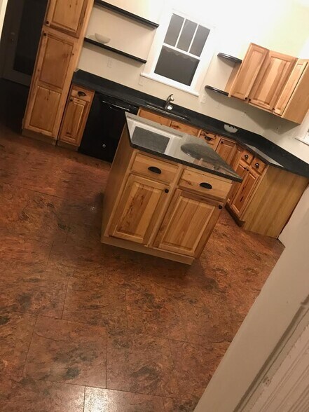 Building Photo - 526 Monroe St