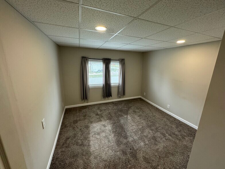 Building Photo - 303 N Oliphant St