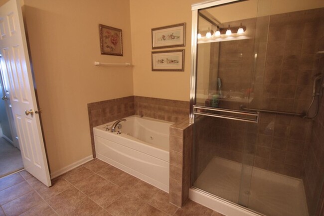 MASTER BATH - 2917 Concord Ln