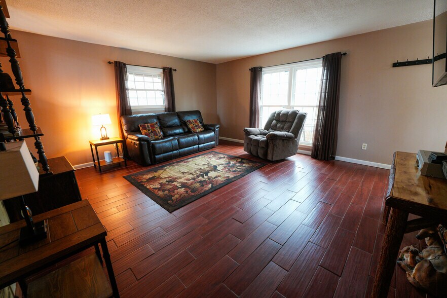 Building Photo - 425 Hemlock Ln