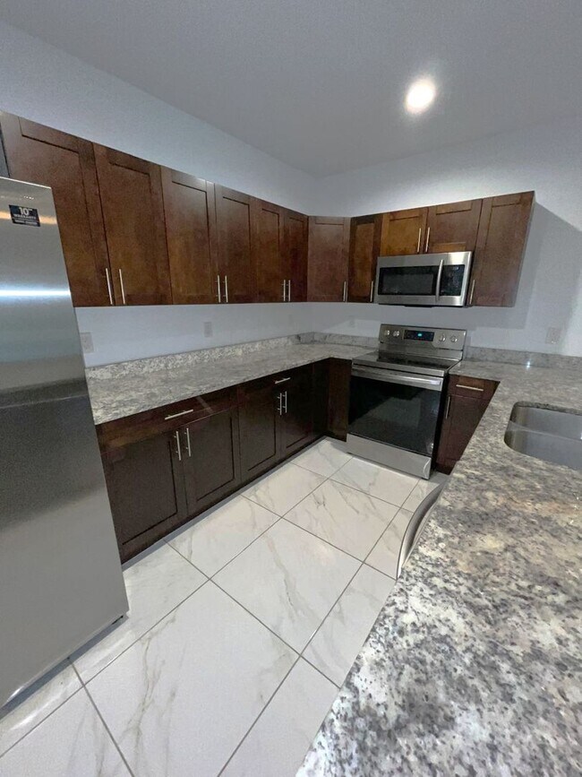 Building Photo - Great Location-Large 2/2/1 + DEN Duplex