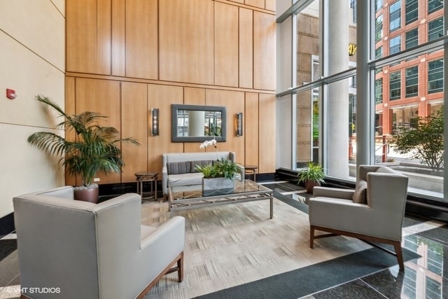 Building Photo - 345 N La Salle Dr