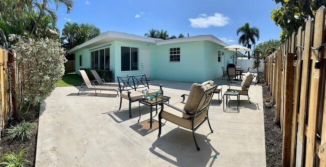 Building Photo - 2725 SE 2nd Ct