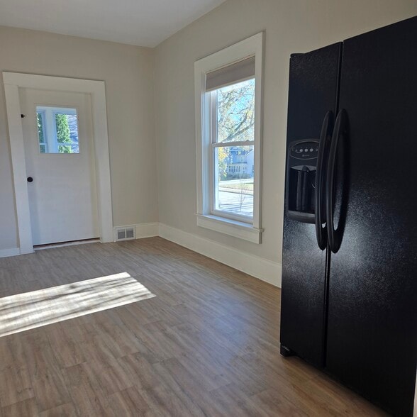 Eat in kitchen - 454 W Wisconsin Ave