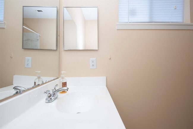 Building Photo - 4843 Beechaven St