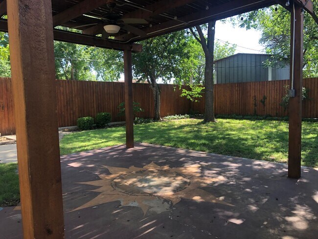 Building Photo - Beautiful updated home