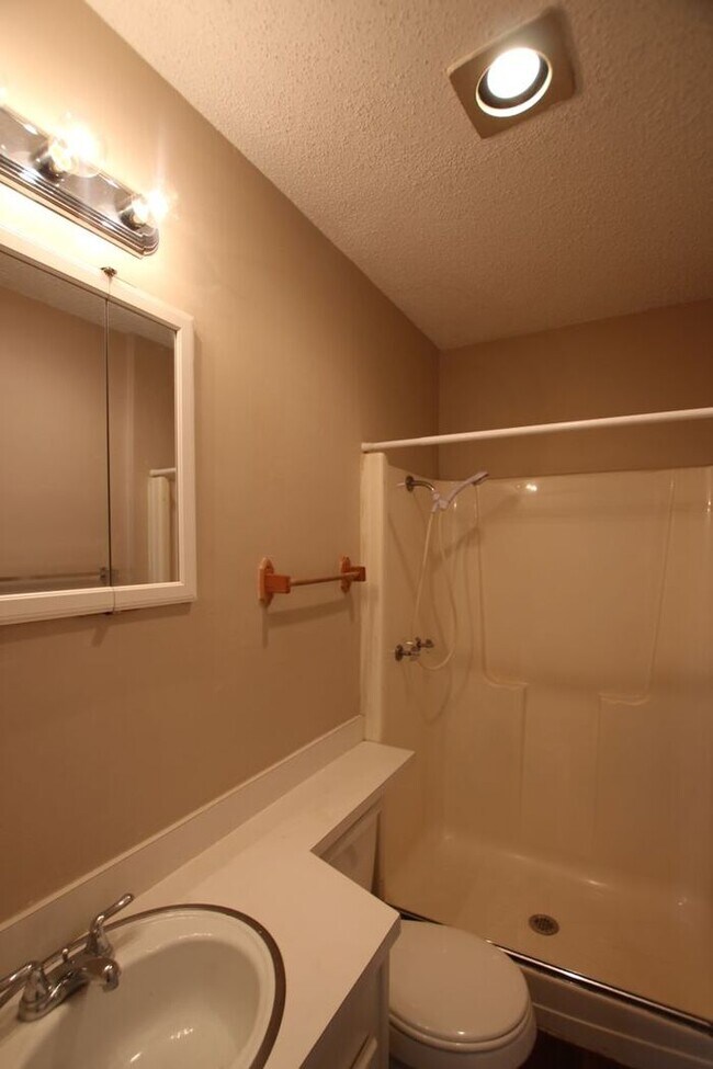 Building Photo - Beautiful 3 Bedroom, 2.5 Bath Townhome in ...