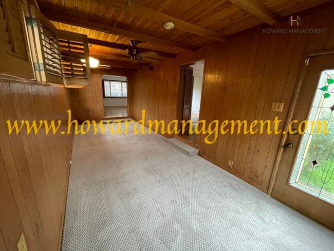 Building Photo - Beautiful home with large Den, hardwood floors, grassy backyard and dettached 2 car garage.