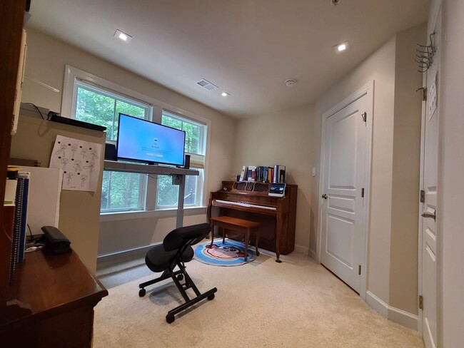 Building Photo - Beautiful 4 Bedroom Townhome in Gaithersburg!